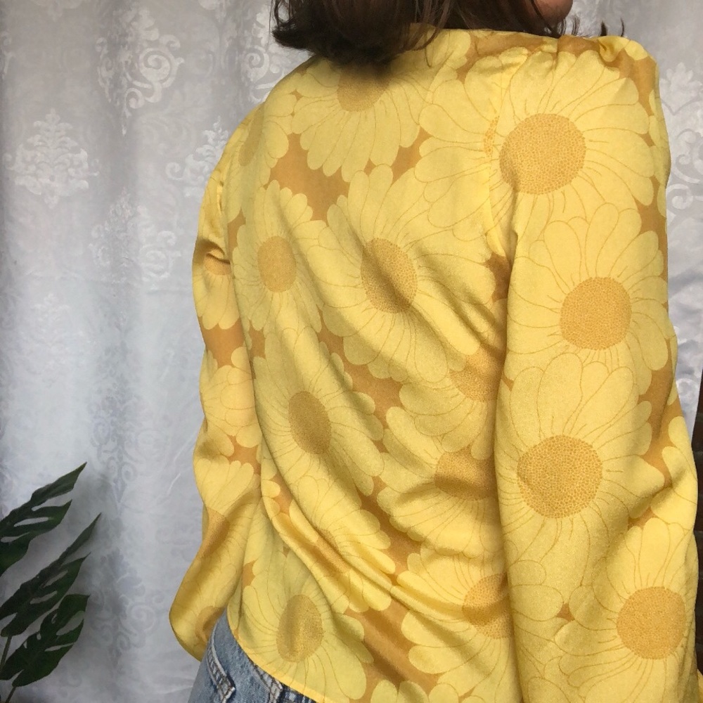 🆕Thora Mustard Yellow Tie Front Puff Sleeve Top - Picture 5 of 8